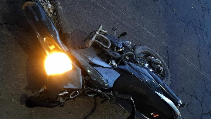 Joven motociclista muere tras aparatoso accidente, Uruapan