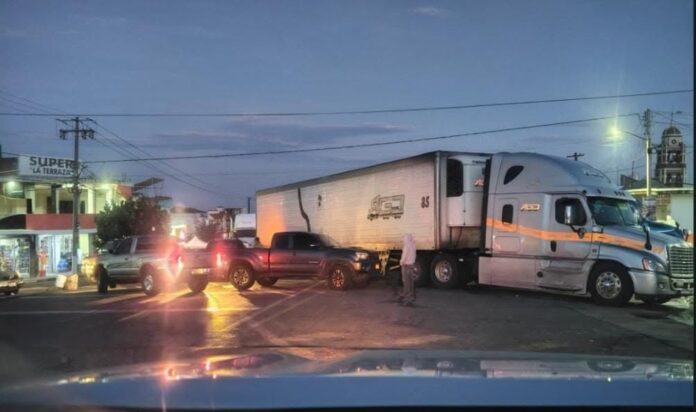 Por segundo día, bloquean la Uruapan-Los Reyes