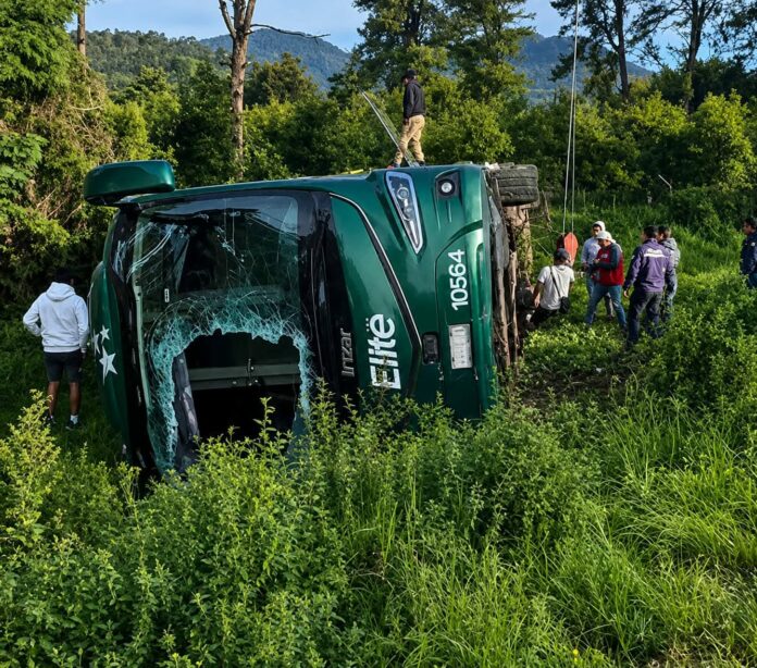 Preliminar, 10 heridos deja volcadura de un autobús, Uruapan