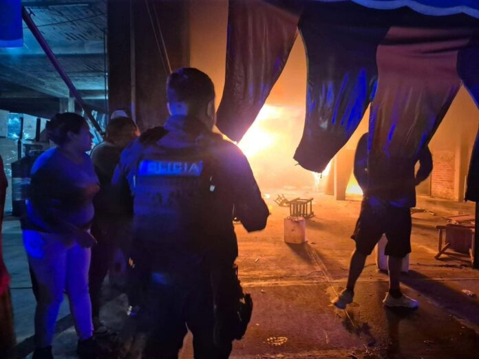 Se incendia mueblería en Capacuaro, Uruapan Se incendia mueblería en Capacuaro, Uruapan