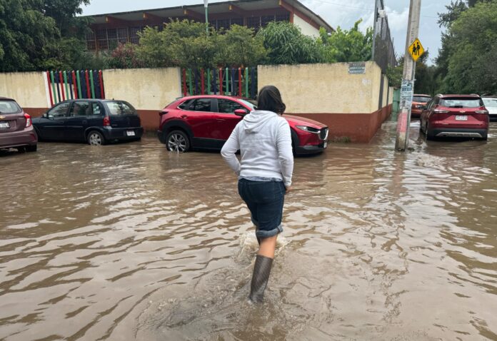 Padres esperan con angustia la salida de sus hijos del Cendi No. 1