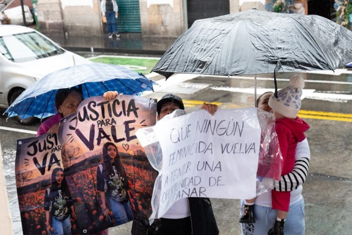 Exigen justicia para Valeria afuera del Congreso Exigen justicia para Valeria afuera del Congreso