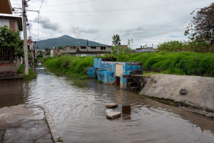 Lluvia deja encharcamientos en colonia Carlos Salazar y por la see