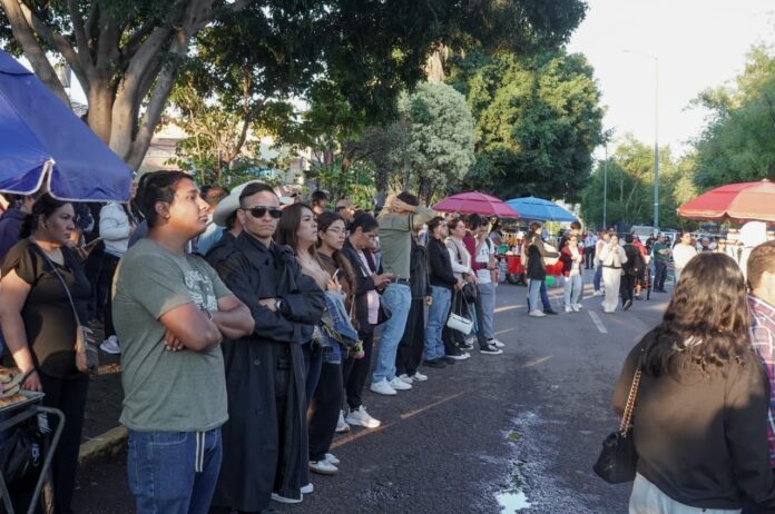 Familias en espera de aspirantes durante exámenes de admisión Familias en espera de aspirantes durante exámenes de admisión
