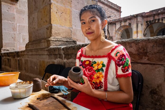 Ángela Aguilar, la joven artesana que debutará en la Feria de la Piña