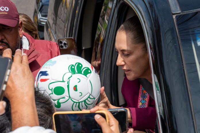 Reciben a Sheinbaum con apoyos, regalos y peticiones