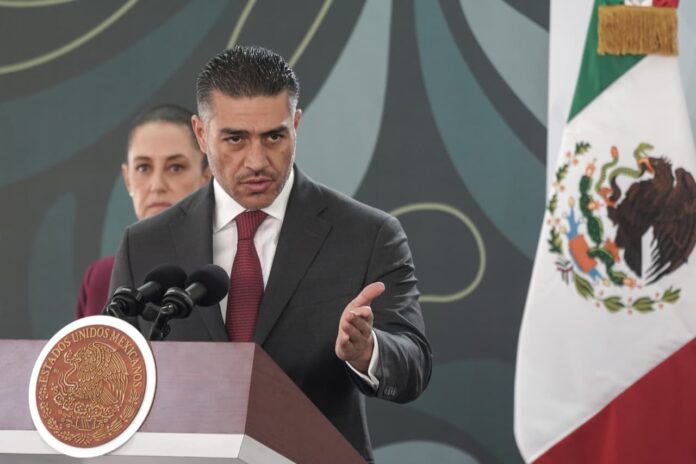 Desplazamiento forzado de Apatzingán moviliza al Gabinete