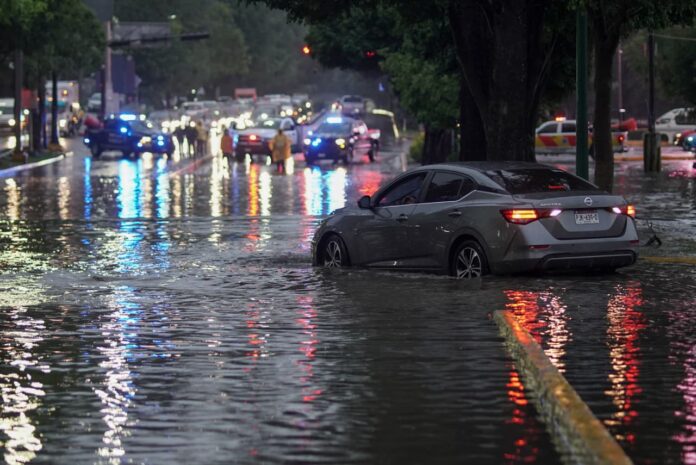Inundación frente a Camelinas provoca cierre vial