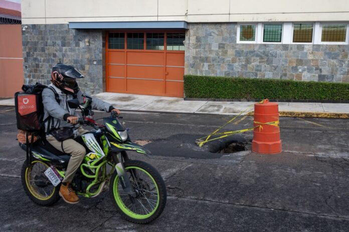 Socavón cerca de un mes en la colonia Las Américas