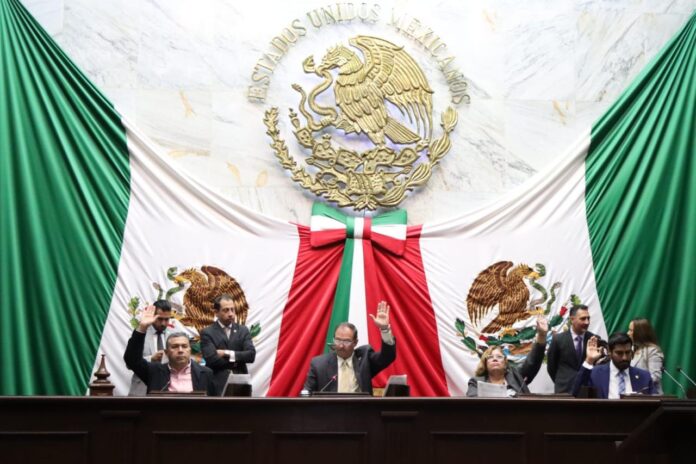 Legisladores aprueban portar licencias y tarjetas de circulación digitales