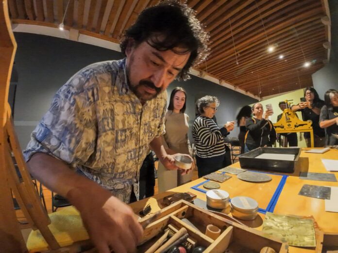 Damián Lescas acerca el arte de la gráfica en el Clavijero