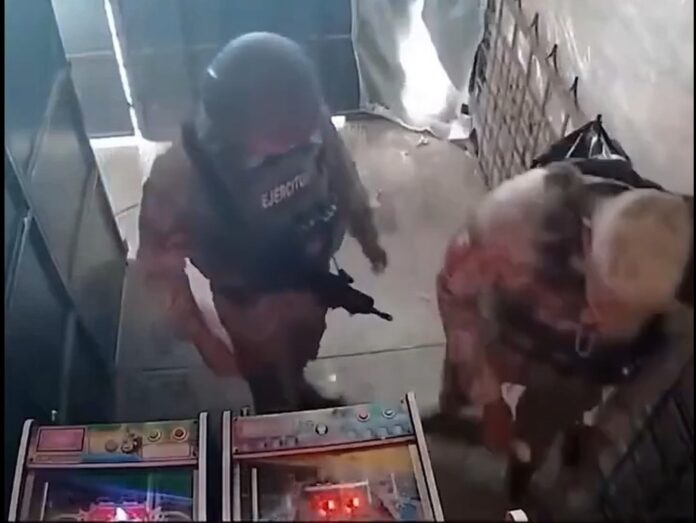 Video exhibe a militar sembrando droga