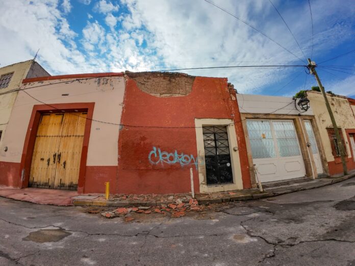 Preocupa deterioro de vivienda en la calle Leona Vicario