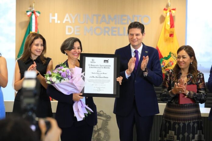 Ayuntamiento Morelia entrega Presea Amalia Solórzano a Ireri Suazo