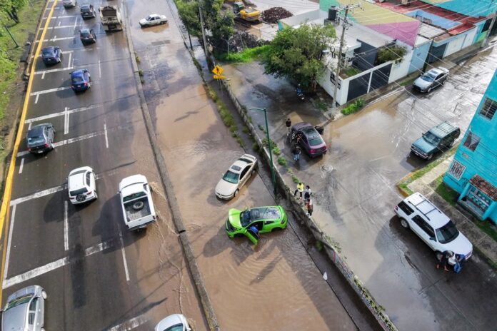 Tormenta en Morelia: inundaciones y autos atrapados