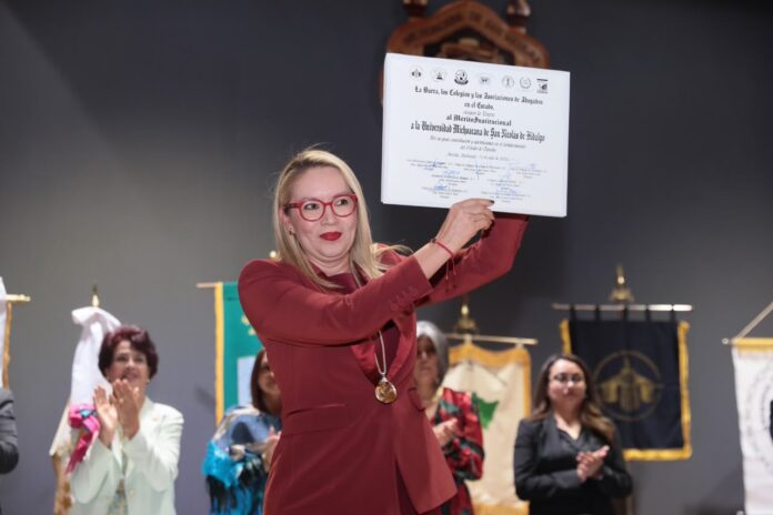 UMSNH, recibe venera al mérito institucional de la comunidad jurídica