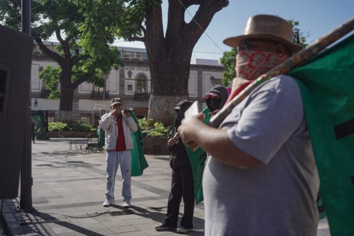FNLS se manifiesta por intento de desalojo en Uruapan FNLS se manifiesta por intento de desalojo en Uruapan
