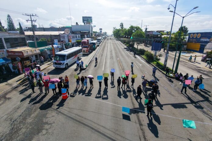 Habitantes bloquean la Av. Madero por encharcamientos