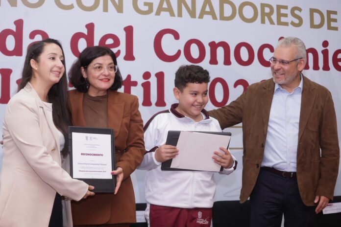 Premian con laptops a ganadores de la Olimpiada Infantil