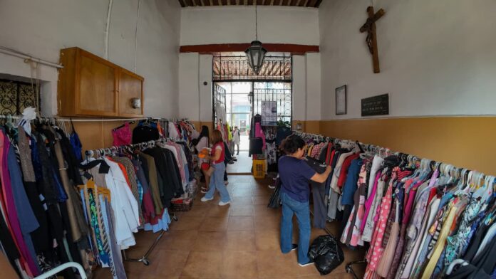Voluntarias mantienen bazar para apoyar a Asilo