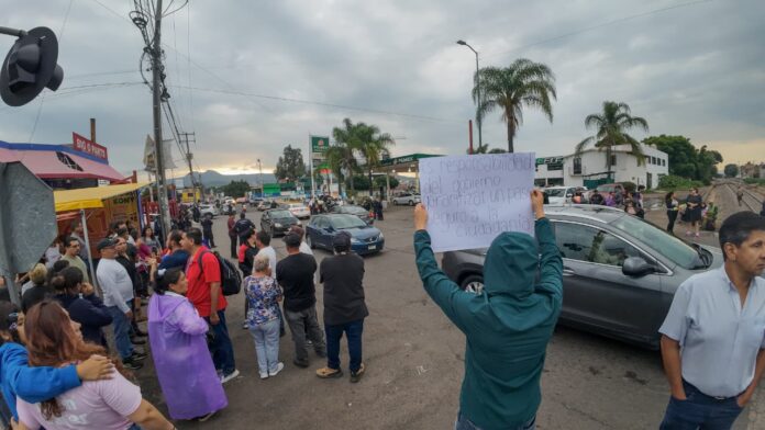 Manifestantes demandan puente peatonal para cruzar el tren