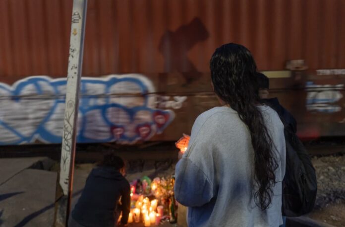 Vecinas realizan oración junto a las vías del tren