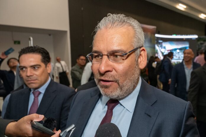 Bedolla acusa empresa ferroviaria de evadir responsabilidad social