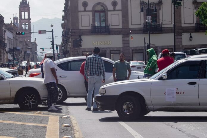 Transportistas bloquean la Madero: exigen concesiones prometidas