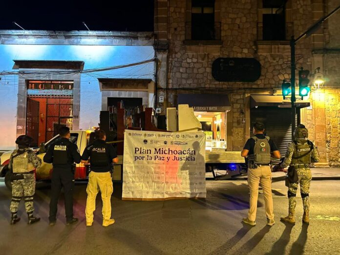 Aseguran 16 tragamonedas, droga y a una mujer, Morelia