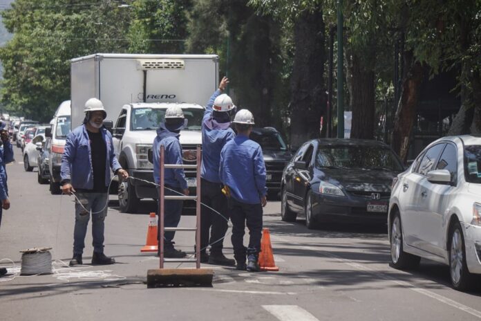 Tráfico lento en García de León por mantenimiento de cables Tráfico lento en García de León por mantenimiento de cables