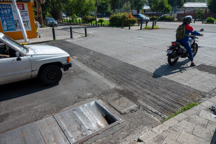 Tapa dañada representa riesgo en cruce Calzada Juárez y Múgica Tapa dañada representa riesgo en cruce Calzada Juárez y Múgica