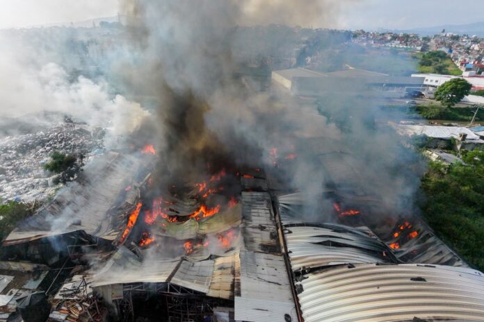 Incendio moviliza a bomberos en recicladora