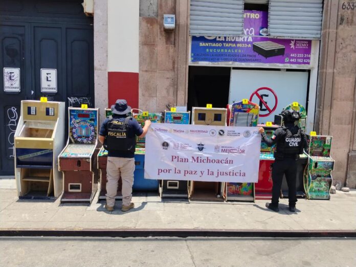 Aseguran 10 tragamonedas y posibles narcóticos en el Centro de Morelia