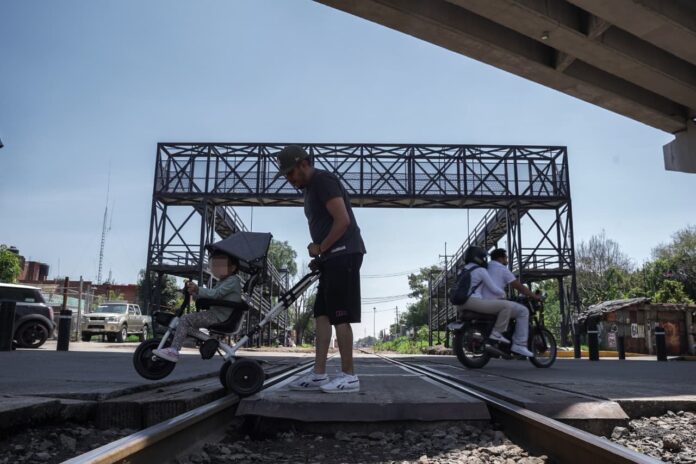 "El Columpio", el único puente sobre las vías del tren en Morelia "El Columpio", el único puente sobre las vías del tren en Morelia