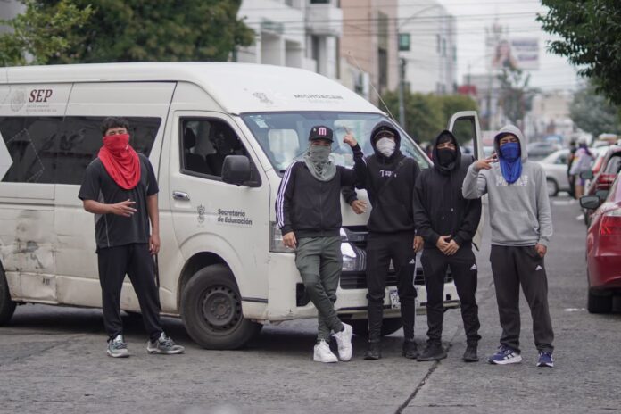 Normalistas bloquean Av. Lázaro Cárdenas por apoyo a reforestación