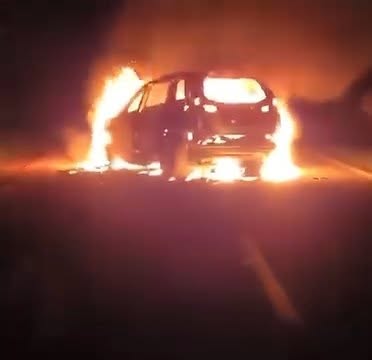 Sujetos incendian camioneta sobre la Zacapu-Erongarícuaro Sujetos incendian camioneta sobre la Zacapu-Erongarícuaro