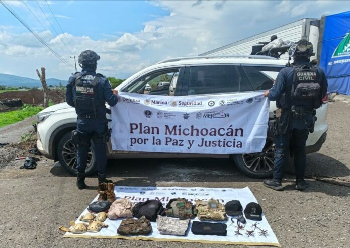 Tras persecución aseguran camioneta y equipo táctico, en Zamora