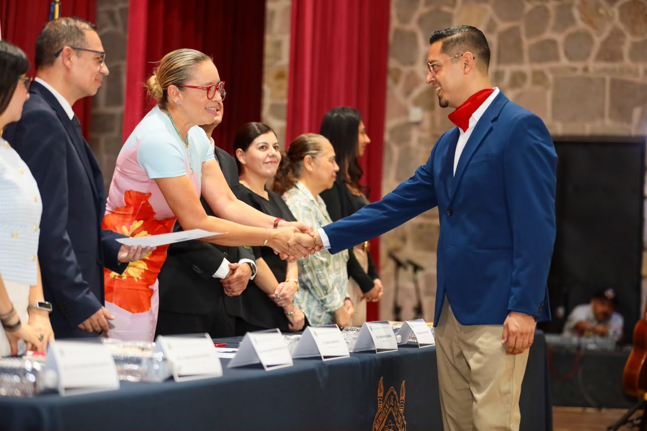 A no perder sus raíces, llama Yarabí Ávila a egresados de Idiomas