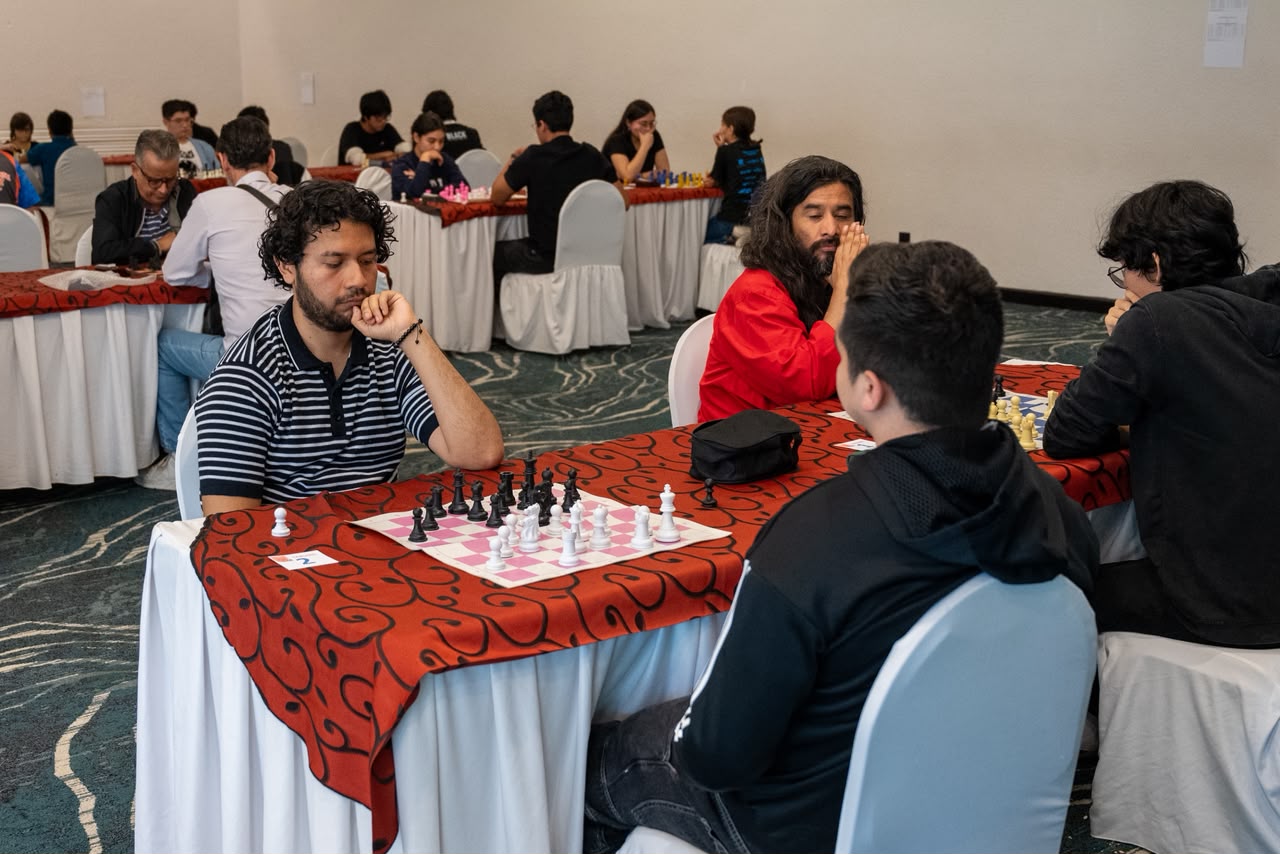 Silencio, estrategia y 40 tableros: 80 ajedrecistas compiten en Morelia