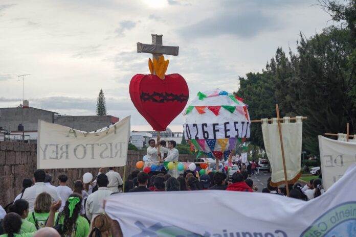 Con globos en mano comienza la Caminata Bíblica rumbo a la Catedral