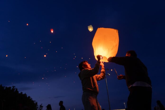 El cielo de Morelia se ilumina con la elevación masiva de globos de Cantoya