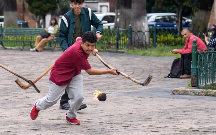 Entre bastones y fuego, jóvenes mantienen viva la Uárhukua en Michoacán