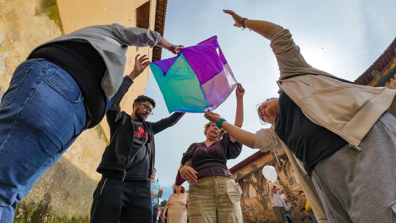 Globos de Cantoya siguen pintando el cielo de Pátzcuaro