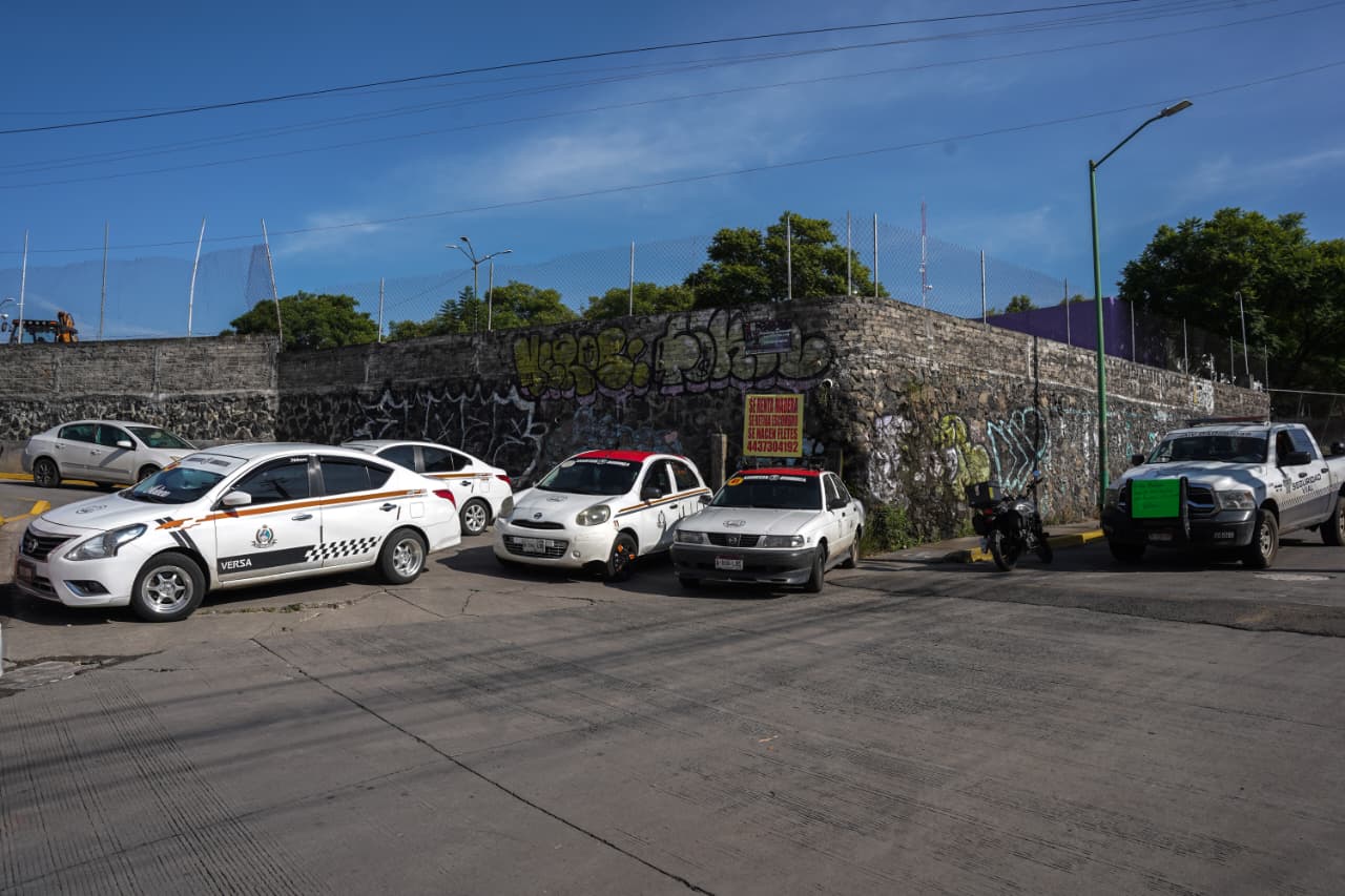 Taxistas toman oficinas municipales del CAM y Manantiales; exigen diálogo con el Ayuntamiento