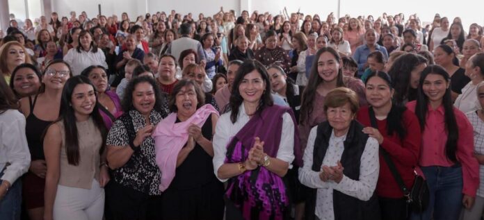 Mujeres de Uruapan arropan a Gaby Molina