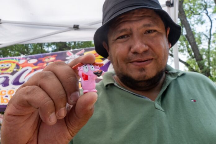 Armando: coleccionista de recuerdos de una infancia que no olvida