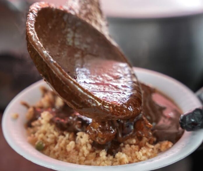 ¿Picoso y con olor a guayaba? Mole que rompe la costumbre en Santa María de Guido