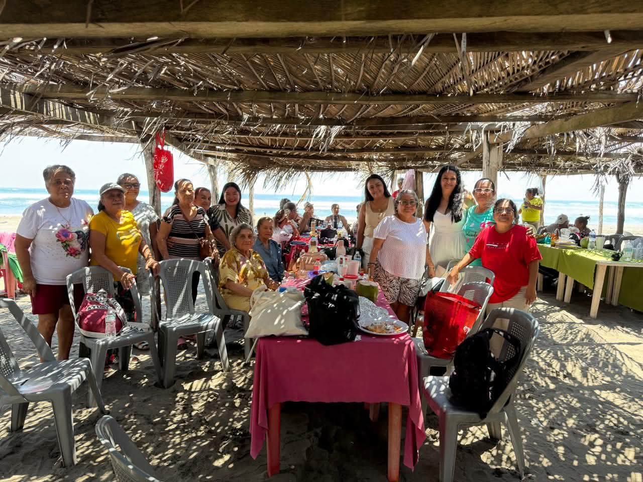 DIF de LZC lleva a adultos mayores a convivencia en la playa