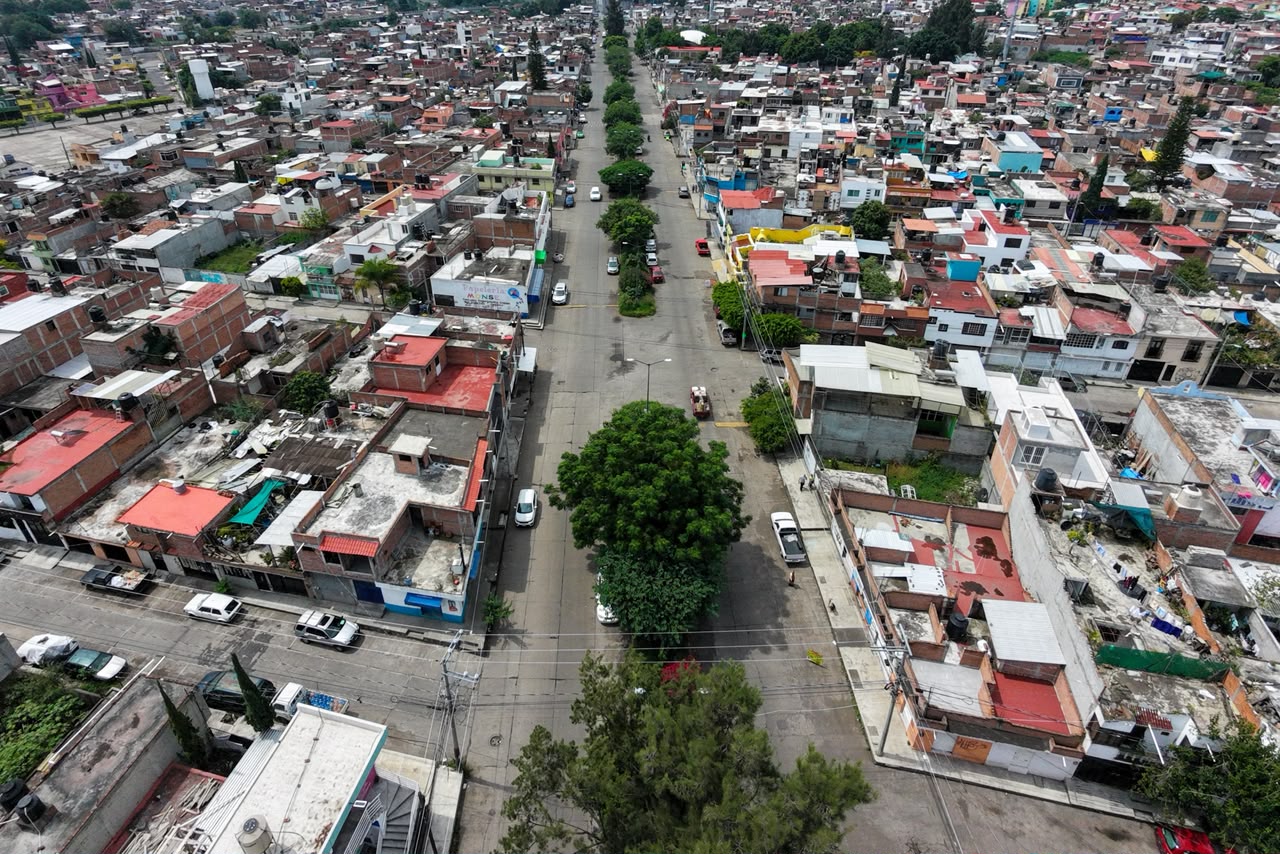 Cuando baja el agua, el lodo permanece en la avenida Poliducto