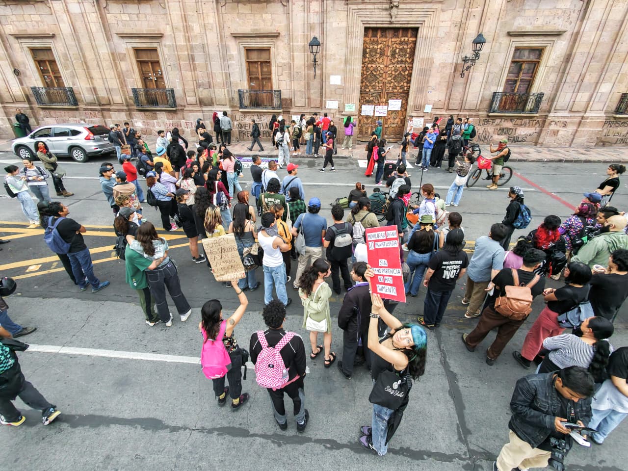 Un peso más, 900 al mes; estudiantes marchan contra el tarifazo en Morelia
